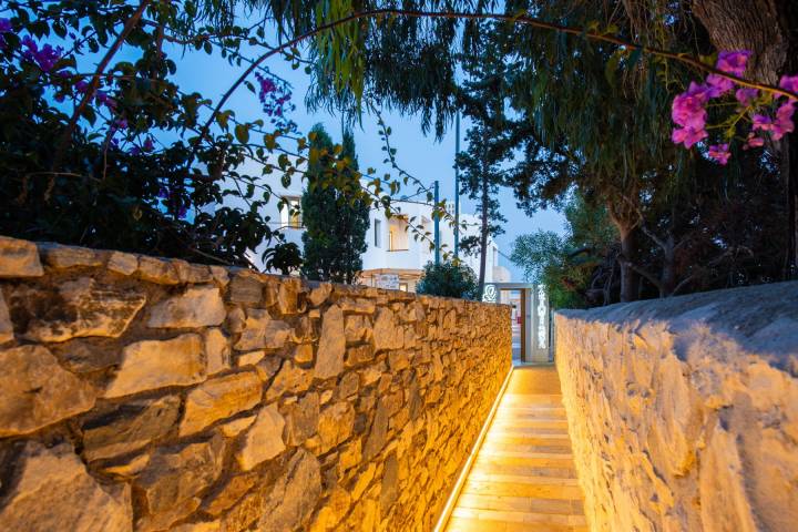 Distances: - Triotissa Local Living Residences - Dryos Paros