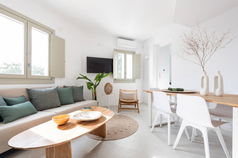 Comfort Two-Bedroom Upper Floor Apartment with Sea View - Accommodation